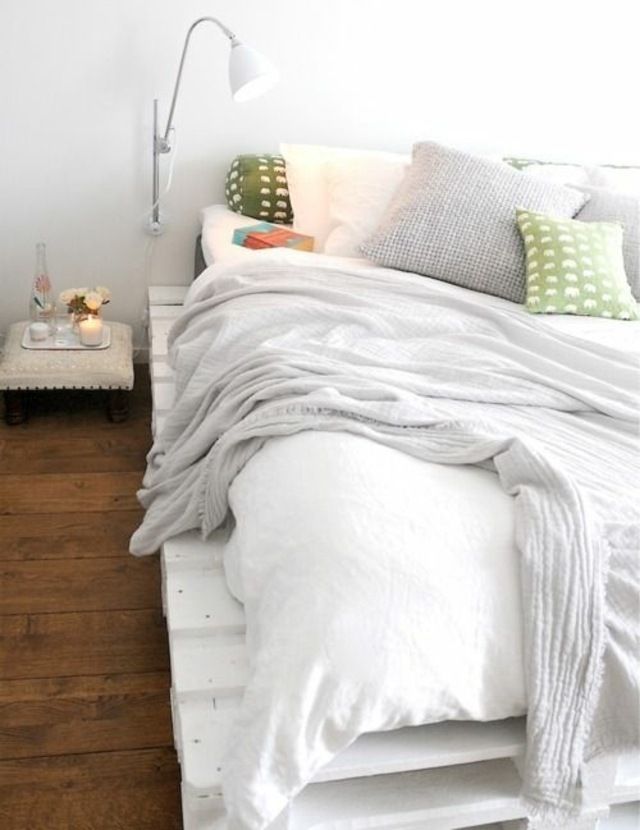 Un lit en palettes en bois | So Busy Girls