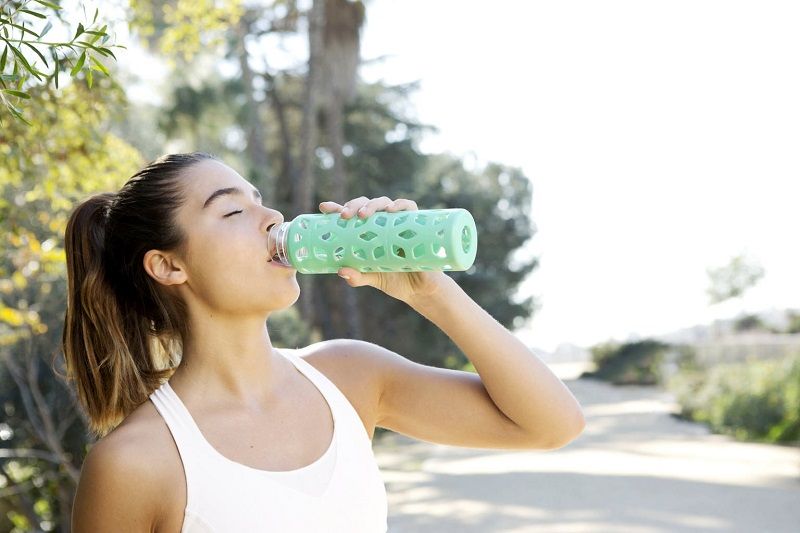 Boire trop d'eau peut s'avérer dangereux : voilà les effets secondaires de la surhydratation | So Busy Girls