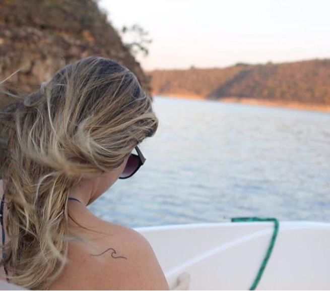 18 idées de tatouages vague pour tous ceux qui adorent la mer | So Busy Girls