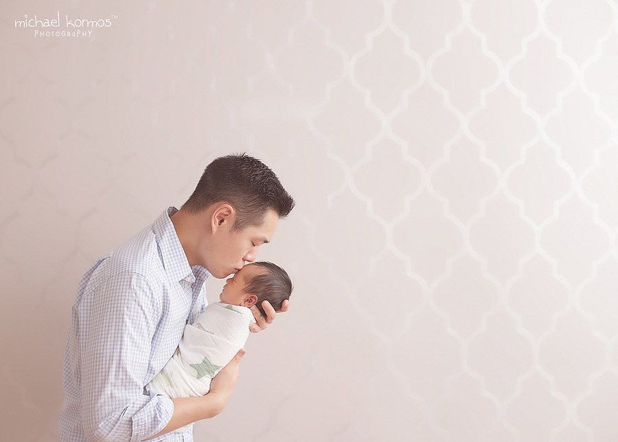 28 photos de papas qui tiennent leur bébé dans leurs bras | So Busy Girls