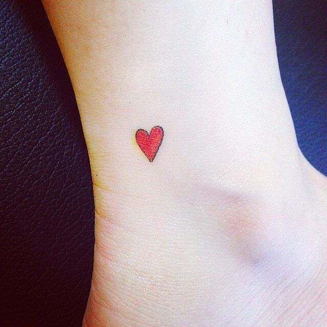 Un petit tatouage coeur rouge sur la cheville | So Busy Girls