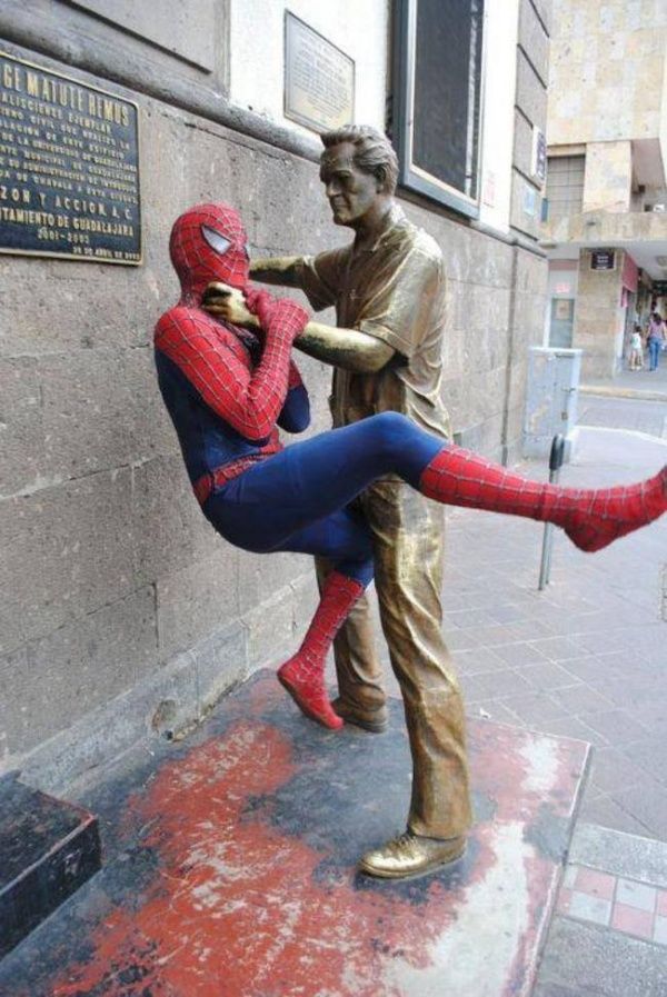 25 personnes qui savent faire des photos amusantes quand elles voient une statue | So Busy Girls