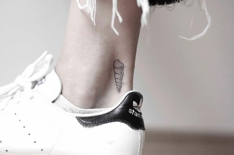 Porter des Stan Smith, bien pratiques pour mettre en valeur un tatouage sur la cheville puisque le logo arrive pile à la naissance de celle-ci | So Busy Girls