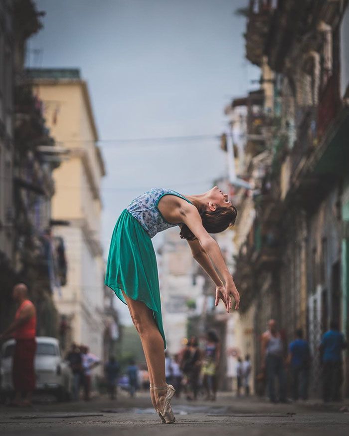 Des danseurs de ballet dansent dans les rues de Cuba | So Busy Girls