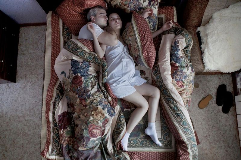 Des couples de futurs parents pris en photo pendant qu'ils dorment : le résultat est trop mignon ! | So Busy Girls