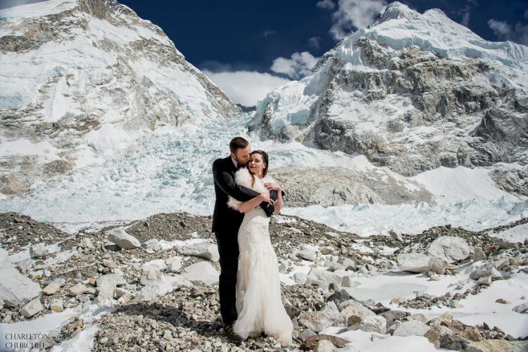 Ce couple se marie sur le Mont Everest après un trek de 3 semaines, et leurs photos sont incroyables ! | So Busy Girls