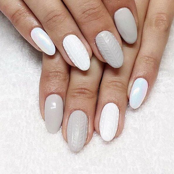 Majeurs et annulaires à motifs cocooning, et les autres doigts vernis avec des teintes neutres | So Busy Girls