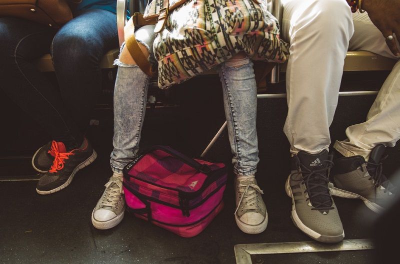 Laisser son sac sur une place assise dans le métro, le bus ou le train | So Busy Girls