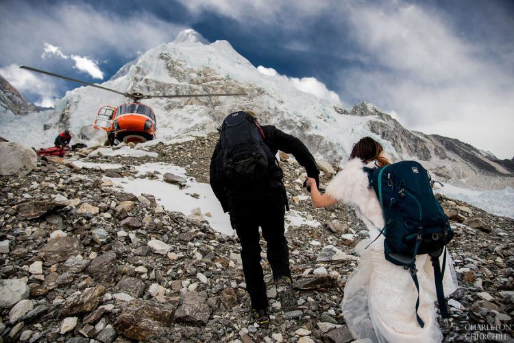 Ce couple se marie sur le Mont Everest après un trek de 3 semaines, et leurs photos sont incroyables ! | So Busy Girls