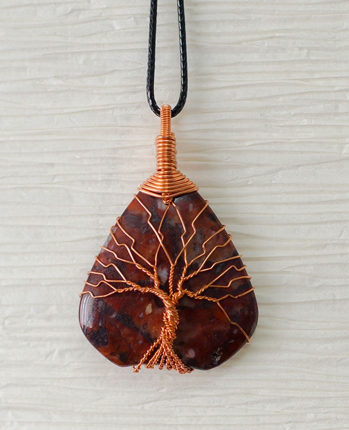 Ce couple recycle le câble récupéré dans des téléviseurs inutilisables et le transforme en pendentifs d'arbres de vie | So Busy Girls