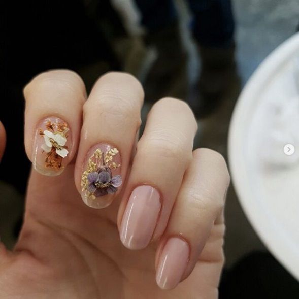 La dernière tendance nail art avec des fleurs séchées est parfaite pour toutes celles qui veulent prolonger l'été | So Busy Girls