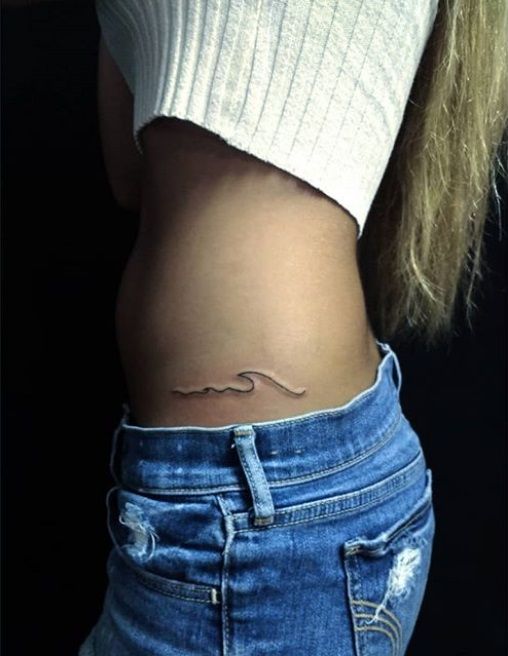 18 idées de tatouages vague pour tous ceux qui adorent la mer | So Busy Girls