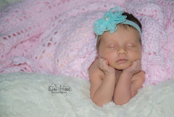 Ce bébé a souri dans son sommeil quand on lui a posé la tête sur les gants de moto de son papa décédé 1 mois avant sa naissance | So Busy Girls