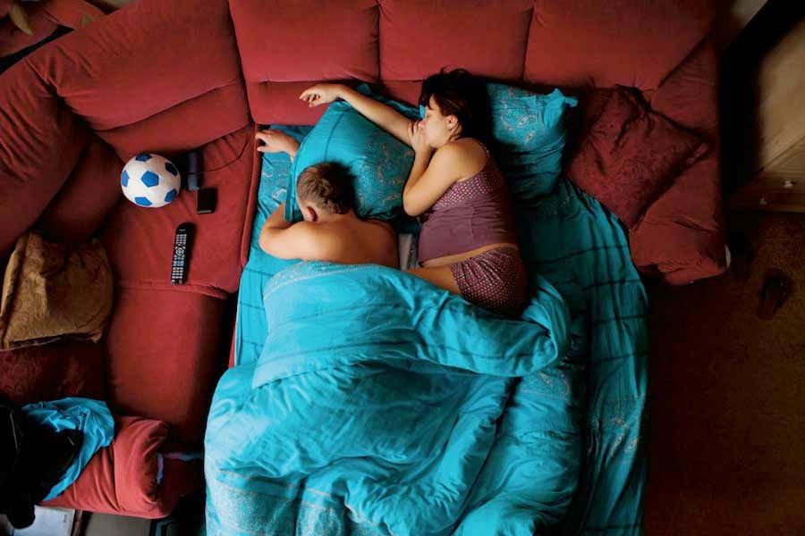 Des couples de futurs parents pris en photo pendant qu'ils dorment : le résultat est trop mignon ! | So Busy Girls