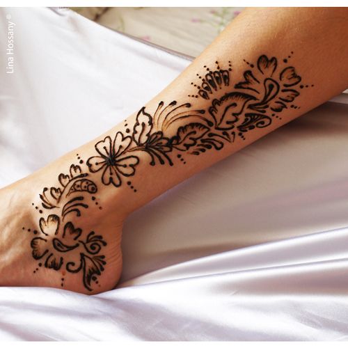 Un tatouage henné fleurs sur la cheville et la jambe | So Busy Girls