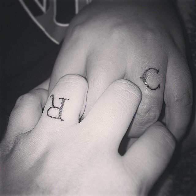 CE COUPLE A CHOISI DE SE FAIRE TATOUER L'INITIALE DE LEUR GRAND AMOUR | So Busy Girls