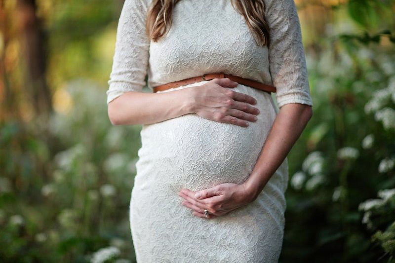 Enceinte et stylée, c'est possible ! 6 astuces pour porter des tenues de grossesse féminines | So Busy Girls
