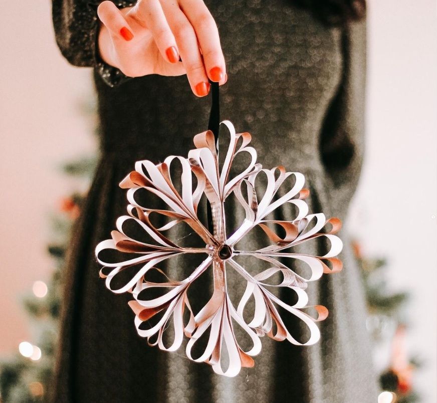 DIY : le tuto déco facile pour faire des flocons de neige en papier avec les enfants | So Busy Girls