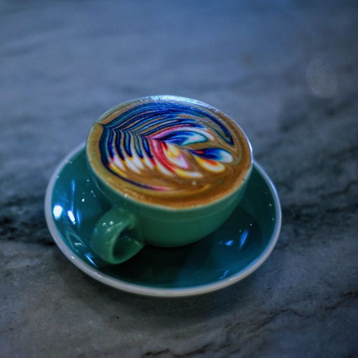 Il sert les plus jolis cafés au monde grâce à des motifs colorés incroyables | So Busy Girls