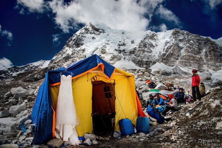 Ce couple se marie sur le Mont Everest après un trek de 3 semaines, et leurs photos sont incroyables ! | So Busy Girls