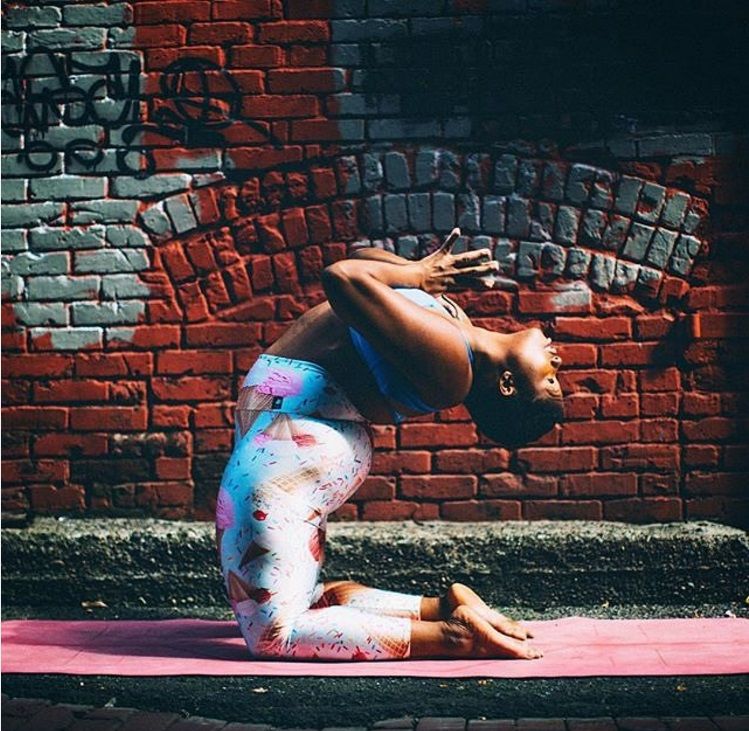 Cette prof de yoga montre que notre poids n'est vraiment qu'un nombre | So Busy Girls