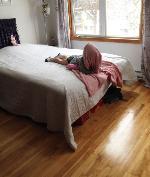 La tête sous une couverture | So Busy Girls