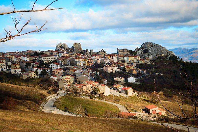 Cet adorable village italien propose aux voyageurs de loger gratuitement | So Busy Girls