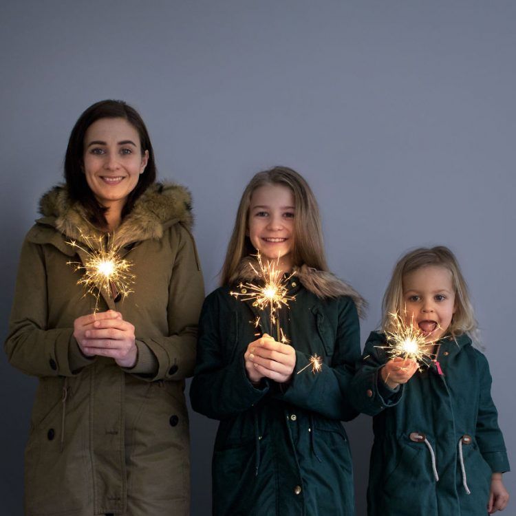 Ces photos d'une maman et de ses 2 filles en tenues assorties sont adorables | So Busy Girls