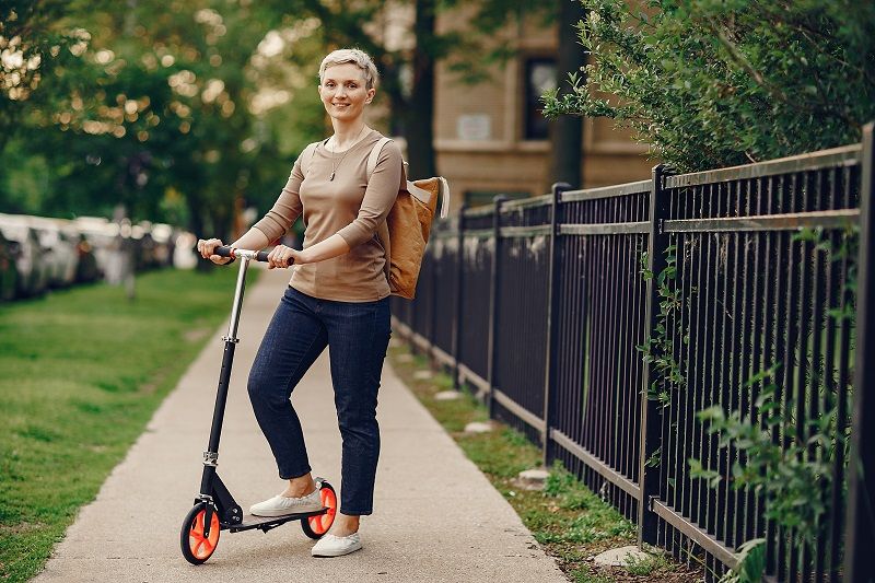 Gardez la forme et la santé avec une trottinette électrique | So Busy Girls