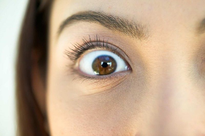 Pourquoi j'ai la paupière qui tremble ? Les 4 raisons possibles (et nos solutions pour que ça s'arrête) | So Busy Girls
