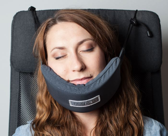 Quelqu'un a enfin inventé un hamac de tête pour s'endormir n'importe où ! | So Busy Girls