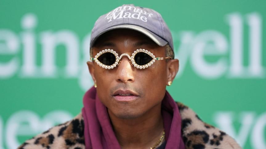 Lunettes noires, hommage solennel et invités stars : ce moment très remarqué entre Emmanuel Macron et Pharrell Williams à l’Élysée | So Busy Girls