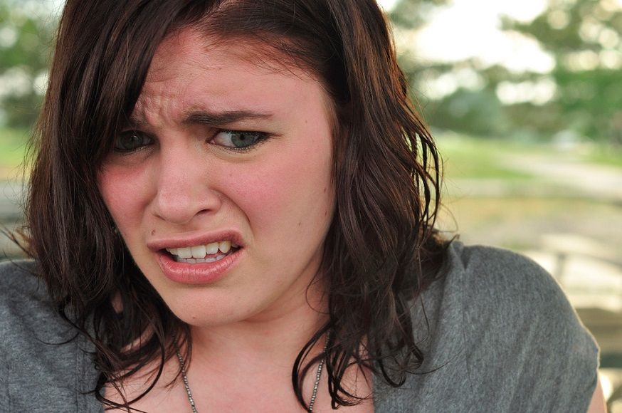Les 8 trucs dégoûtants qu’on touche SANS ARRÊT ! | So Busy Girls