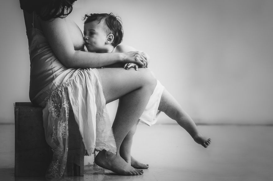 Elle photographie des mamans en train de donner le sein pour montrer que l'allaitement ne devrait pas être tabou | So Busy Girls