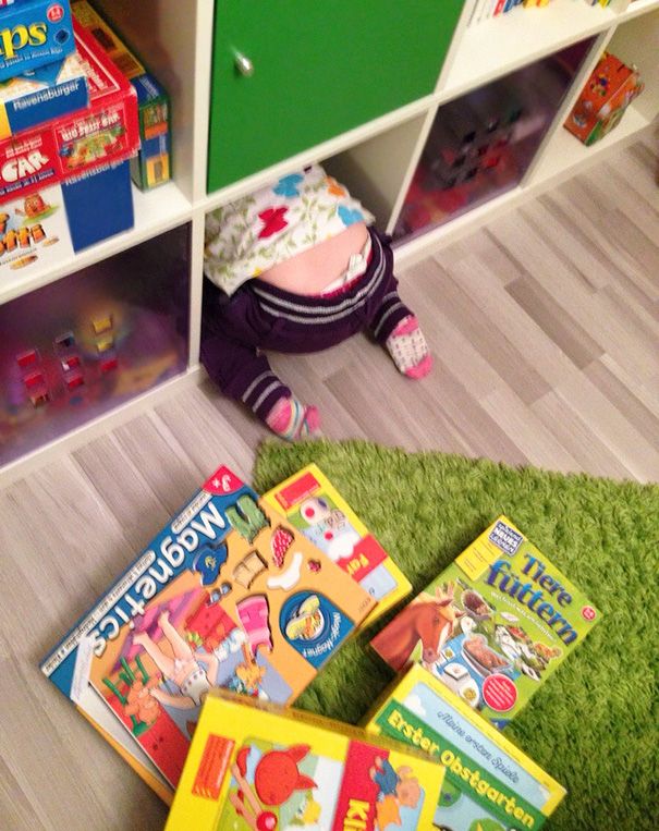 Dans un rangement de jouets | So Busy Girls