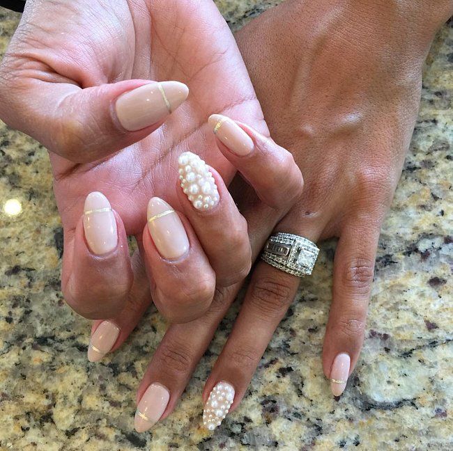 Des lignes horizontales dorées et des perles sur un vernis rose doux | So Busy Girls