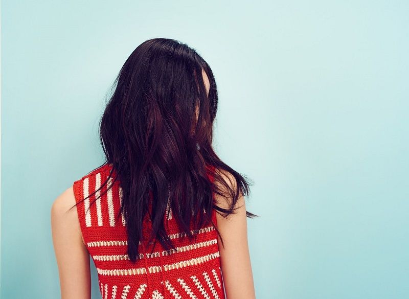 10 coiffures parfaites pour les cheveux épais | So Busy Girls