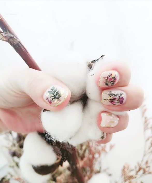La dernière tendance nail art avec des fleurs séchées est parfaite pour toutes celles qui veulent prolonger l'été | So Busy Girls