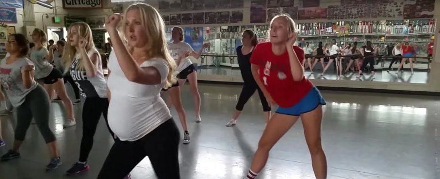 Cette maman enceinte de 27 semaines danse cette choré avec une énergie épatante | So Busy Girls