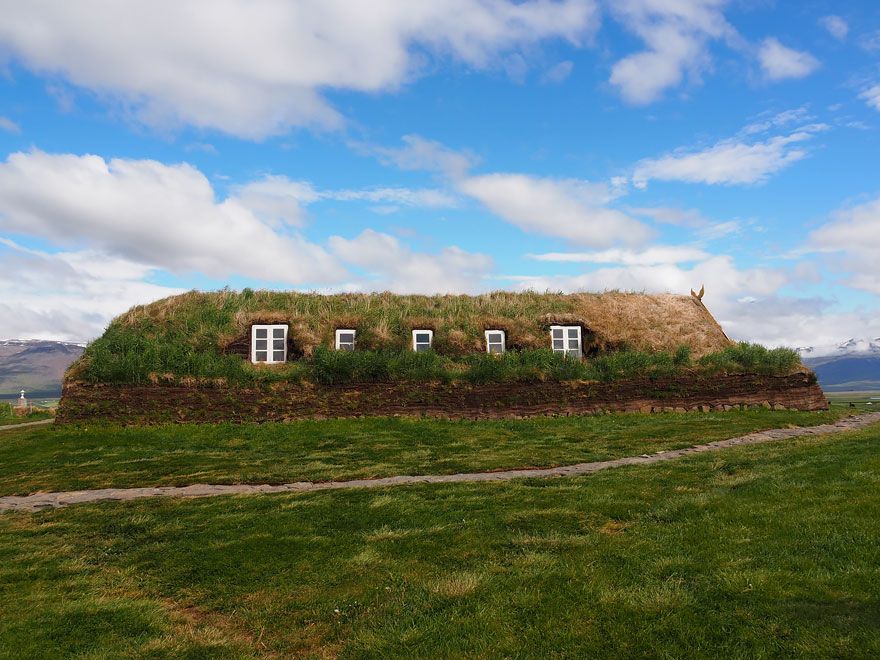 15 maisons scandinaves avec un toit végétal qui semblent tout droit sorties d'un conte de fées | So Busy Girls