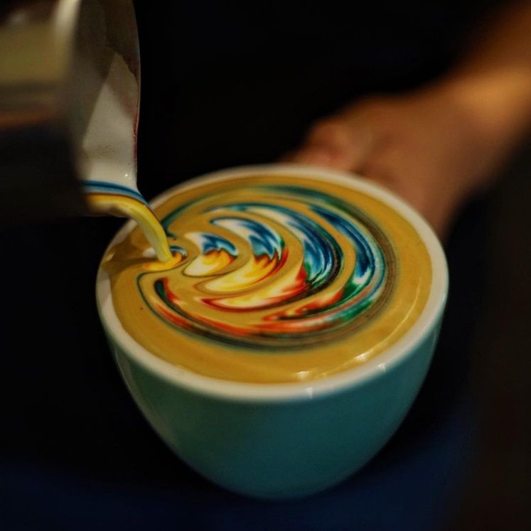 Il sert les plus jolis cafés au monde grâce à des motifs colorés incroyables | So Busy Girls