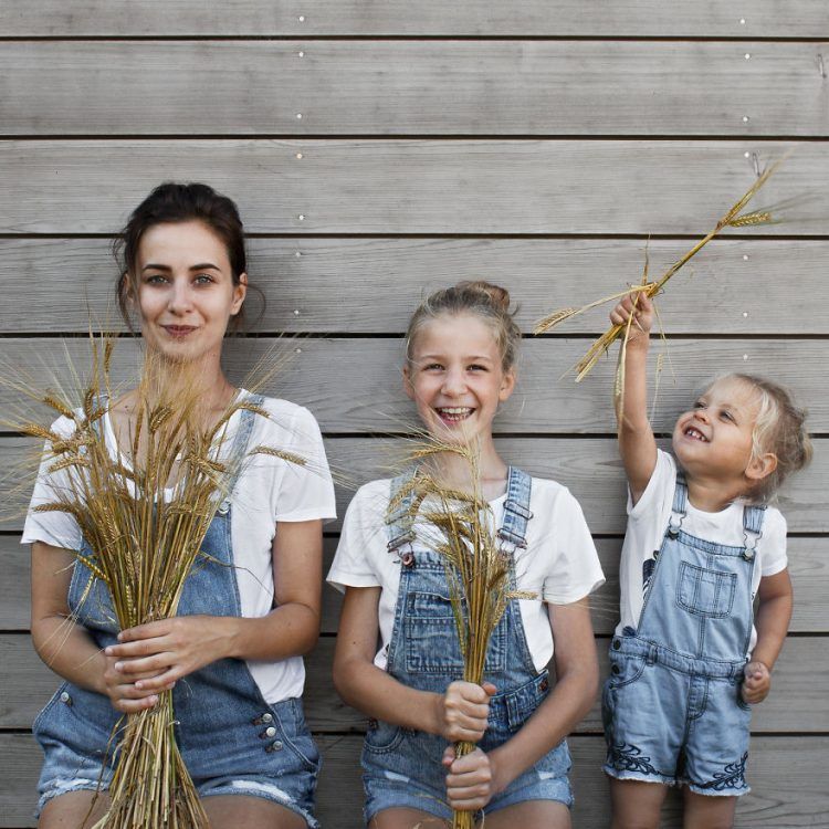 Ces photos d'une maman et de ses 2 filles en tenues assorties sont adorables | So Busy Girls