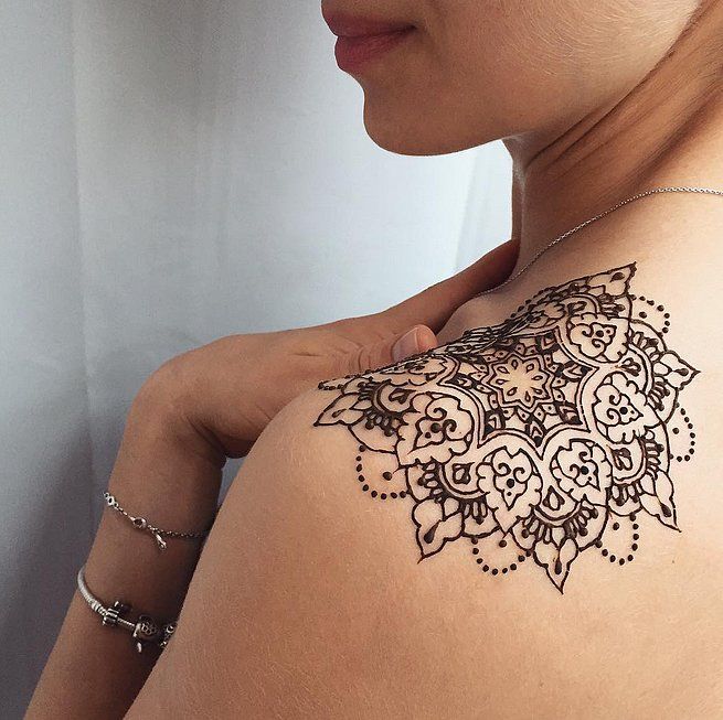 Un délicat tatouage fleur en henné sur l'épaule | So Busy Girls