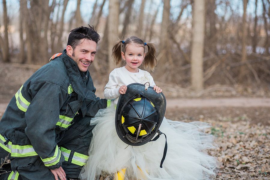 Ce shooting photo d'un papa pompier et de sa petite fille de 3 ans est adorable | So Busy Girls
