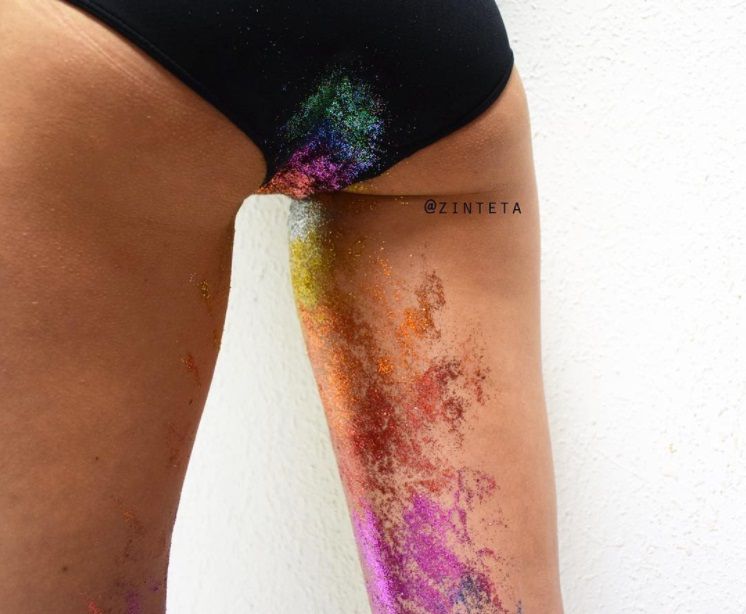 Cette artiste peint les vergetures en couleur arc en ciel pour montrer leur beauté | So Busy Girls