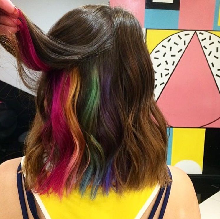 Découvrez la coloration arc-en-ciel cachée pour celles qui ne sont pas prêtes à se teindre les cheveux | So Busy Girls