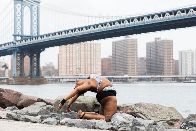 Cette prof de yoga montre que notre poids n'est vraiment qu'un nombre | So Busy Girls