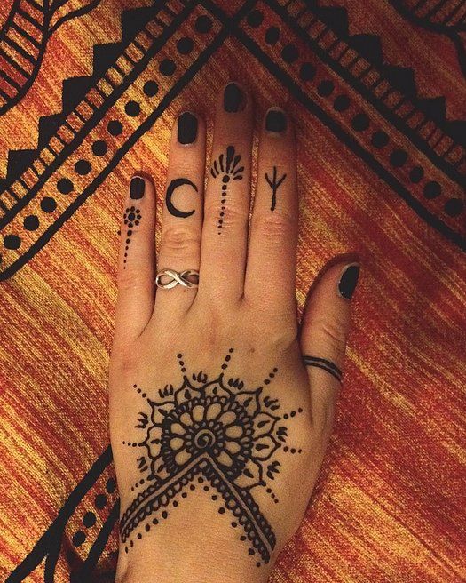 Un tatouage au henné fleur sur la main | So Busy Girls