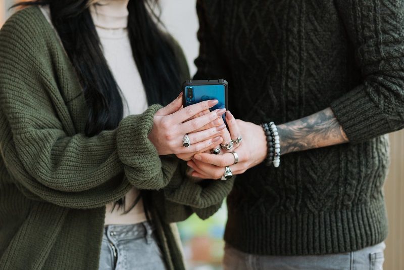 Les couples sont de plus en plus adeptes du fexting, cette pratique pourtant dévastatrice pour la relation amoureuse | So Busy Girls