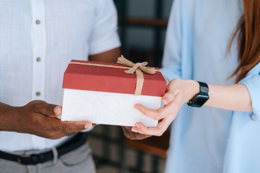 10 idées de cadeaux élégants pour faire plaisir à un homme (et changer des parfums) | So Busy Girls